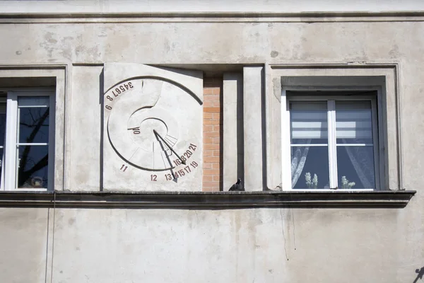 Ancient sundial on the external wall of building in Warsaw — Stock Photo, Image