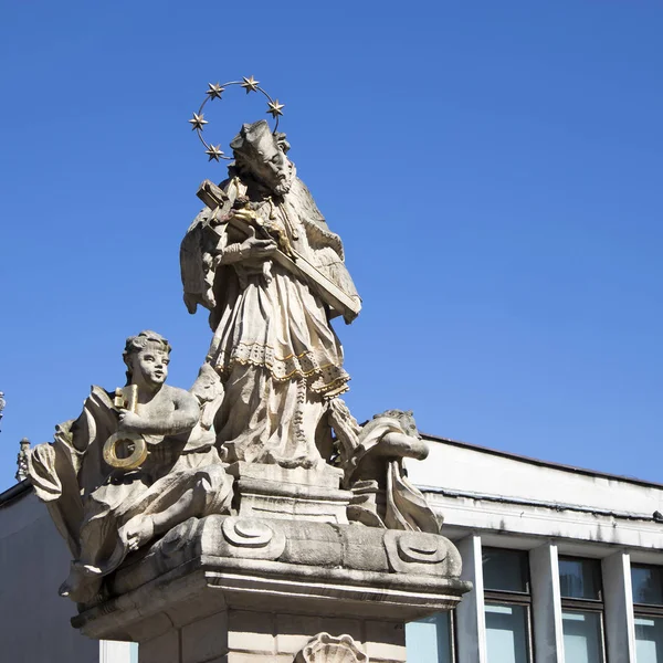 Figur Johannes av Nepomuk på gamla torget — Stockfoto