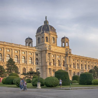 Dünyaca ünlü Naturhistorisches ya da Doğal Tarih Müzesi 'nin güzel manzarası. Ring Caddesi' nde parkı var. Maria Theresa Meydanı 'ndan dış görünüş