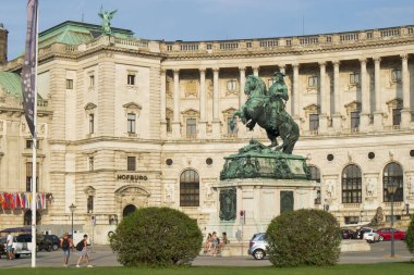 Arşidük Karl Heldenplatz adlı atlı heykeli