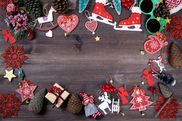 El marco Creativo de la disposición hecho de las ramas del árbol de Navidad, nota de la tarjeta de papel, conos de pino, regalos sobre fondo de madera marrón. Navidad y Año Nuevo. Piso tendido, vista superior —  Fotos de Stock