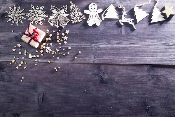 Arriba arriba de ángulo alto primer plano vista superior foto de la hermosa decoración de Navidad agradable acostado en el escritorio de madera mesa oscura —  Fotos de Stock