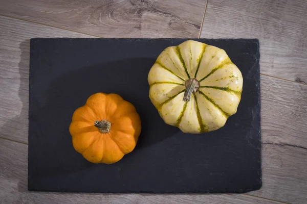 Zucche su tavola di pietra nera pronte da cuocere e gustare con gli ingredienti di vostra scelta . — Foto Stock