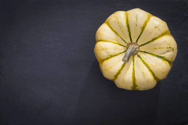 Calabazas sobre tabla de piedra negra listas para cocinar y degustar con los ingredientes de su elección . —  Fotos de Stock