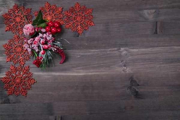 Le Cadre de mise en page créatif fait de flocons de neige sur fond brun en bois. Noël et Nouvel An. Couché plat, vue du dessus — Photo