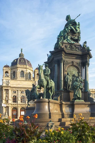 The Maria Theresa Monument Vienna is a huge memorial in the center of the place. — Stock Photo, Image