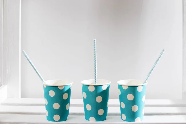 As xícaras de papel ponto de bolinhas BLue na prateleira branca no armário da cozinha — Fotografia de Stock