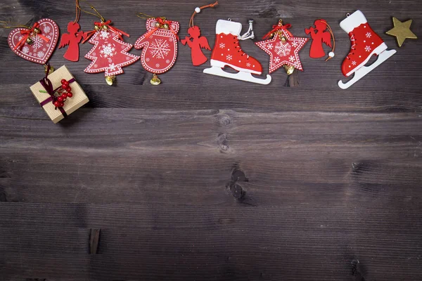 Topo acima do ângulo alto closeup vista aérea foto da bela decoração de Natal deitado na mesa escura de madeira — Fotografia de Stock