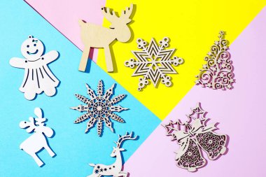 Pembe, mavi, sarı kağıdın üzerinde duran güzel bir Noel süslemesinin yüksek açılı yakın plan fotoğrafı.