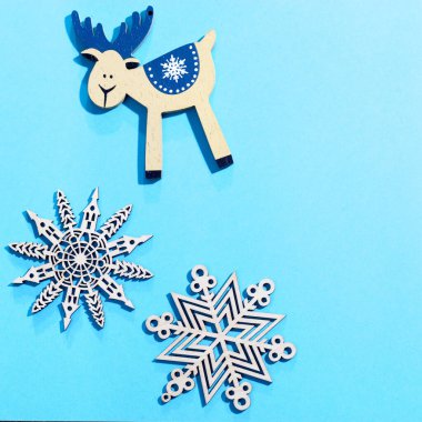 Pembe, mavi, sarı kağıdın üzerinde duran güzel bir Noel süslemesinin yüksek açılı yakın plan fotoğrafı.