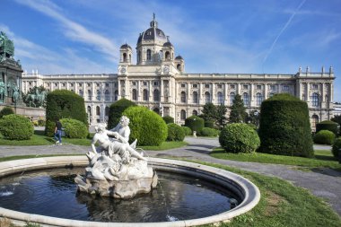 Dünyaca ünlü Naturhistorisches ya da Doğal Tarih Müzesi 'nin güzel manzarası. Ring Caddesi' nde parkı var. Maria Theresa Meydanı 'ndan dış görünüş