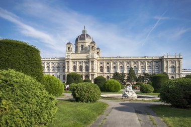 Dünyaca ünlü Naturhistorisches ya da Doğal Tarih Müzesi 'nin güzel manzarası. Ring Caddesi' nde parkı var. Maria Theresa Meydanı 'ndan dış görünüş