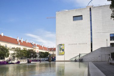 Viyana 'daki müze sanatçısı. Leopold Müzesi ve Modern Sanat Müzesi Ludwig Vakfı Viyana gibi büyük sanat müzelerine ev sahipliği yapmaktadır.