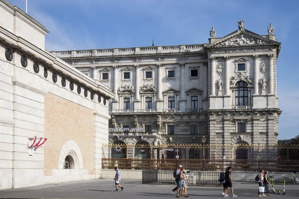 Heldenplatz und der Blick auf Statuen an einem bewölkten Tag — Stockfoto