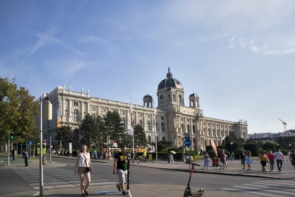 Belle vue sur les Naturhistorisches mondialement connus ou le musée d'histoire naturelle, avec parc sur la Ring strasse. Vue extérieure de la place Maria Theresa — Photo