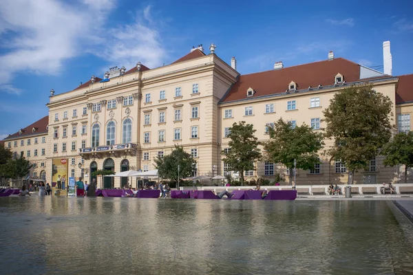 Il Museumsquartier o MQ o Museums Quartier è un'area nel centro di Vienna, Austria. Museumsquartier ospita una serie di installazioni provenienti da grandi musei d'arte . — Foto Stock