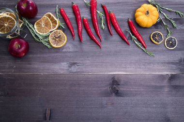 kabaklar, elma ve kuru portakal dilimi, kırmızı biber, kahverengi ahşap arkaplanda üst görünüm, kopya alanı olan web pankartı