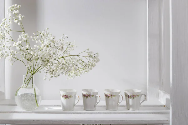 Bouquet da sposa in vaso di vetro su uno scaffale — Foto Stock