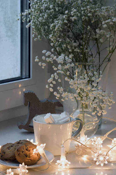 Gypsophila bouquet on the window in a glass vase at dusk. — Stock Photo, Image