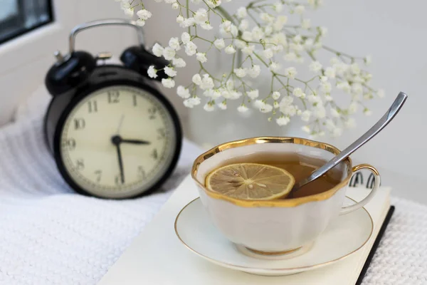 Buquê de Gypsophila na janela em um vaso de vidro ao entardecer . — Fotografia de Stock