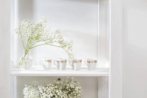 Bouquet de mariage dans un vase en verre sur une étagère — Photo