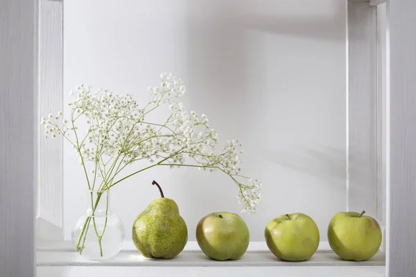 Bouquet nuziale su una mensola con una pera — Foto Stock