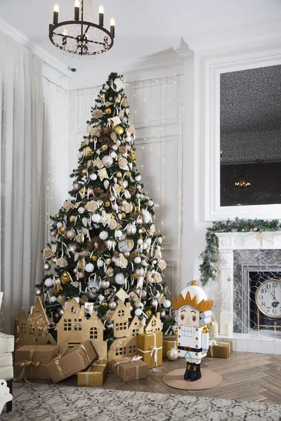 Regalos bajo el árbol de Navidad. Fondo de Navidad. Árbol de Navidad decorado — Foto de Stock