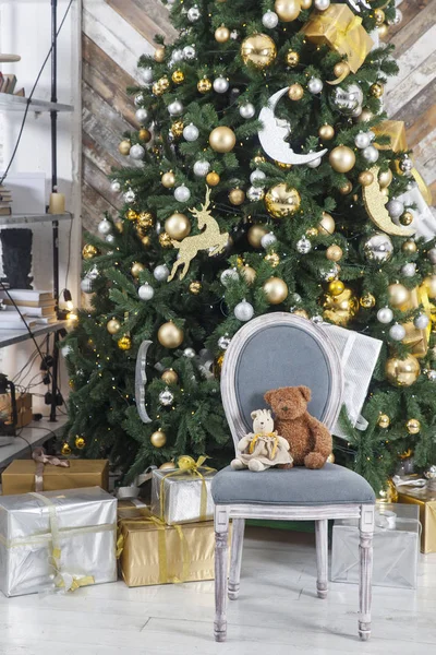 Cadeaus onder de kerstboom. Kerst achtergrond. Kerstboom versierd — Stockfoto