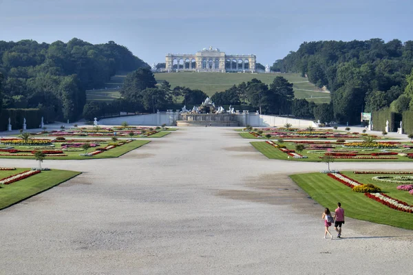 Palacio Schonbrunn, alemán: Schloss Schonbrun, residencia barroca de verano de los monarcas Habsburgo en Hietzing, Viena Austria — Foto de Stock