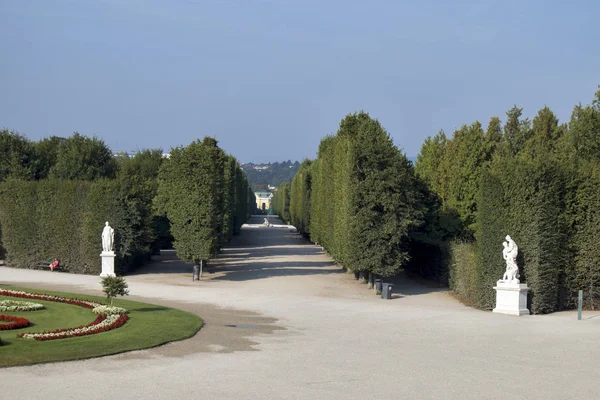 Дворец Мбаппе, Германия: Мбаппе-брун, барочная летняя резиденция монарха Хабсбурга в Хелинге, Вена, Австрия — стоковое фото