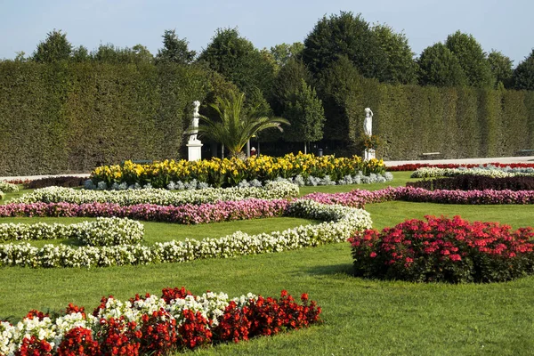 Palacio Schonbrunn, alemán: Schloss Schonbrun, residencia barroca de verano de los monarcas Habsburgo en Hietzing, Viena Austria —  Fotos de Stock