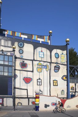 Ünlü Hundertwasser mimarisi Spittelau çöp yakma fabrikası inşa ediyor.
