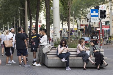 Şehir merkezinde sonbahar caddeleri kalabalıktı.