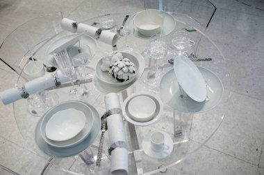 Noel ziyafeti masa dekorasyonu beyaz renklerle. Seramik tabağa boyanmış beyaz enginar.