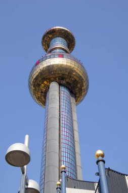 Ünlü Hundertwasser mimarisi Spittelau çöp yakma fabrikası inşa ediyor.