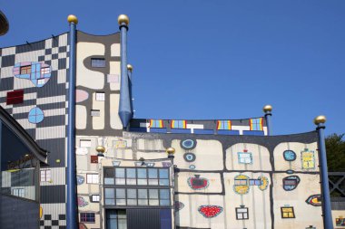 Ünlü Hundertwasser mimarisi Spittelau çöp yakma fabrikası inşa ediyor.