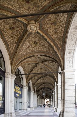 Viyana 'da belediye binasının yakınındaki kemerli bir binanın kasaları.