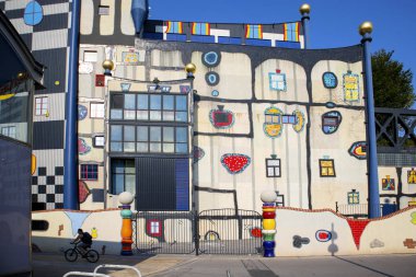 Ünlü Hundertwasser mimarisi Spittelau çöp yakma fabrikası inşa ediyor.