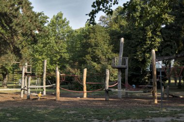 Yazın Viyana parkında çocuk parkı