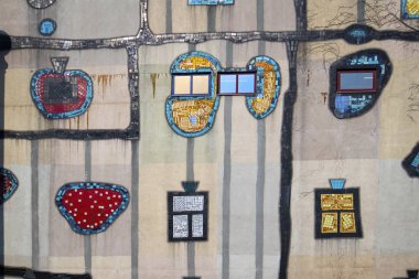 Ünlü Hundertwasser mimarisi Spittelau çöp yakma fabrikası inşa ediyor.
