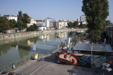 Viyana şehir merkezindeki Tuna Kanalı 'nın geniş açılı görüntüsü.