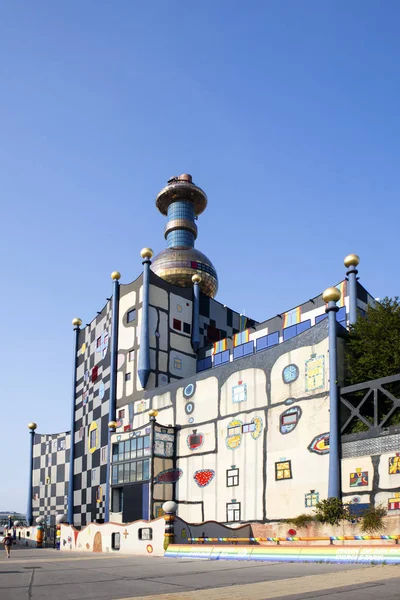 Famoso edificio di architettura Hundertwasser Fabbrica di incenerimento rifiuti Spittelau — Foto Stock