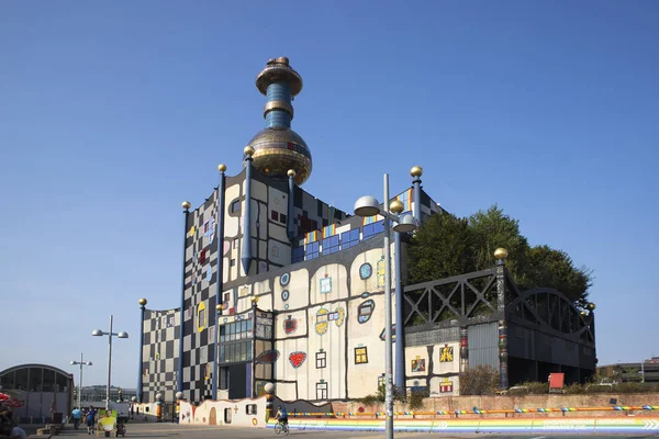 Beroemde Hundertwasser architectuur gebouw Spittelau vuilverbrandingsfabriek — Stockfoto