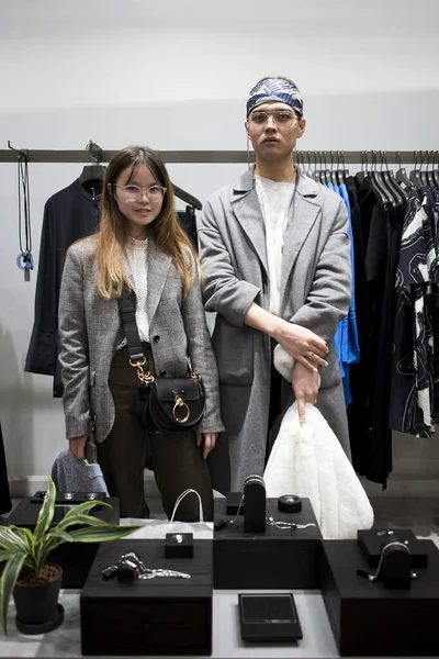 Όμορφα ντυμένοι νέοι αγοραστές ποζάρουν σε ένα κατάστημα. — Φωτογραφία Αρχείου