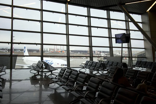 Vnukovo Aeroporto a partir do interior, sala de espera — Fotografia de Stock