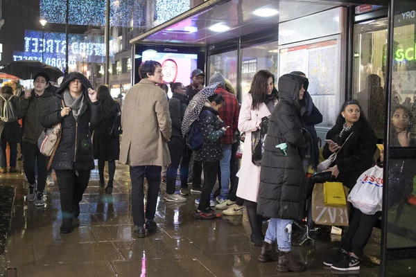 Az emberek ázsiai kaját vesznek egy kültéri kávézóban az Oxford Streeten.. — Stock Fotó