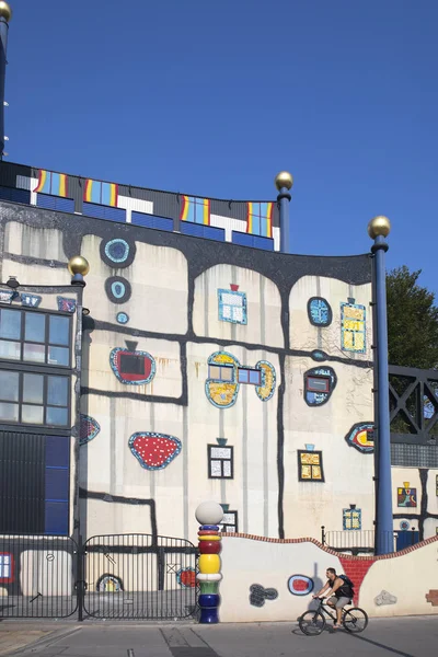 Famosa arquitetura Hundertwasser edifício Spittelau fábrica de incineração de lixo — Fotografia de Stock