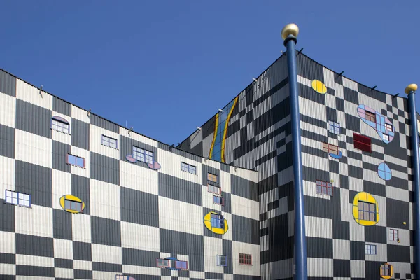 Beroemde Hundertwasser architectuur gebouw Spittelau vuilverbrandingsfabriek — Stockfoto