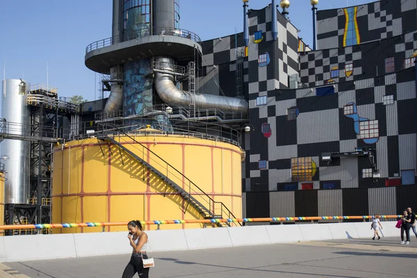 Beroemde Hundertwasser architectuur gebouw Spittelau vuilverbrandingsfabriek — Stockfoto