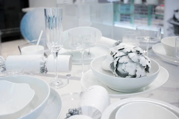 Karácsonyi ünnepi asztaldísz fehér színekben. Festett fehér articsóka kerámiatáblában — Stock Fotó